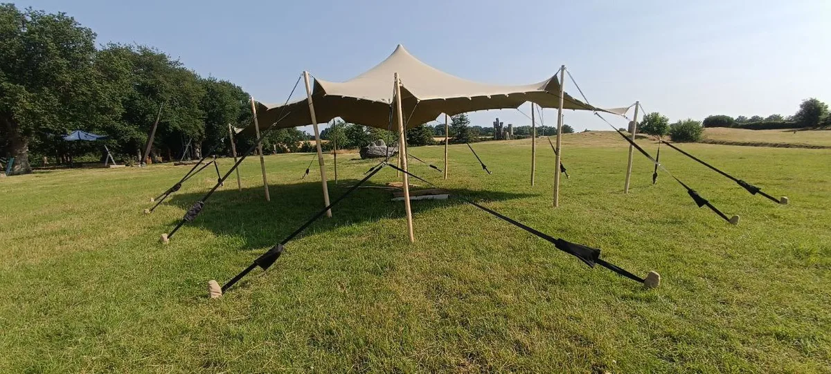 Vue panoramique d'une tente stretch tendue en extérieur